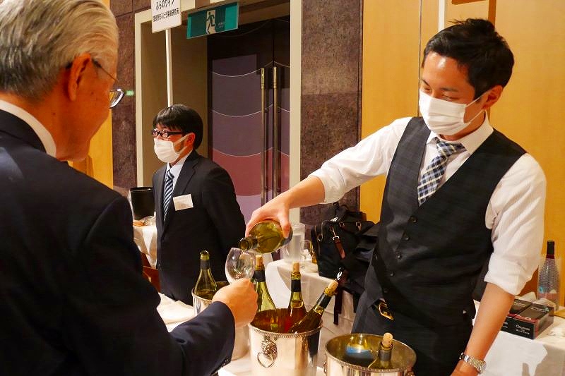 過去に開催された「道産ワインの夕べ」会場のブースでのワインがサービスされる様子