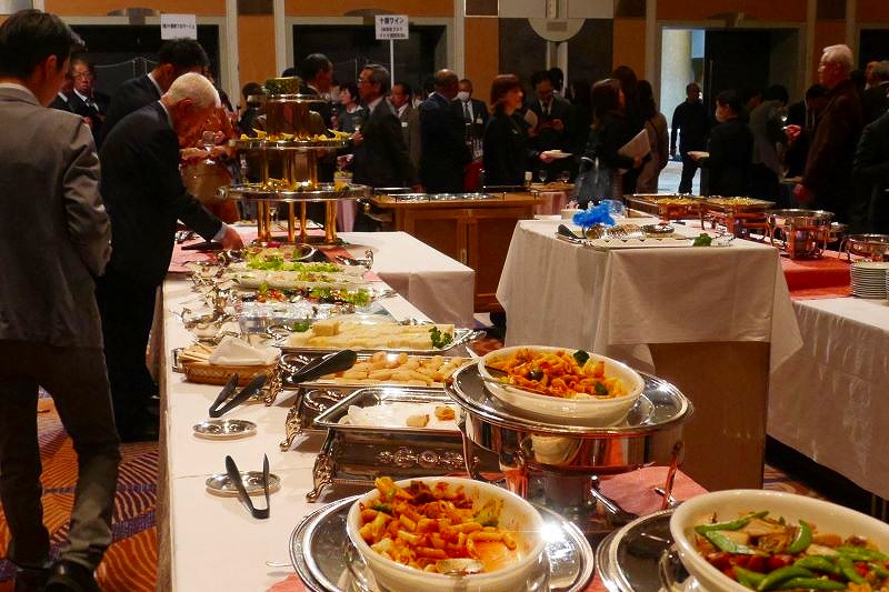 「道産ワインの夕べ」会場では立食形式で、軽食が用意される(イメージ写真)