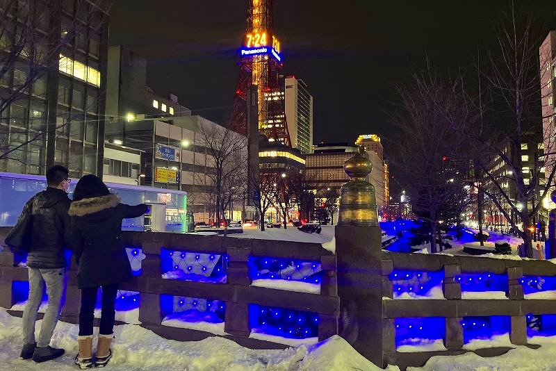 青色のＬＥＤが雪に反射して幻想的な雰囲気の「青の創成川イルミネーション」