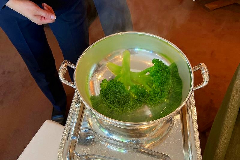 鍋で調理されているブロッコリー