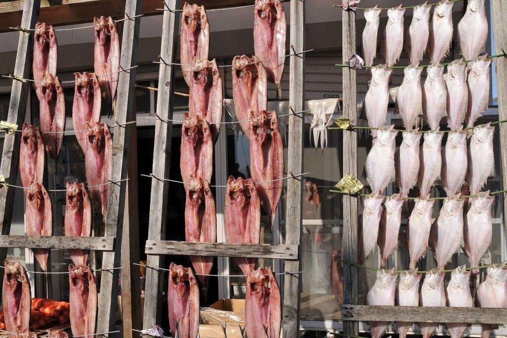 海産物ロードの店舗での「干物」がずらりと並ぶ様子