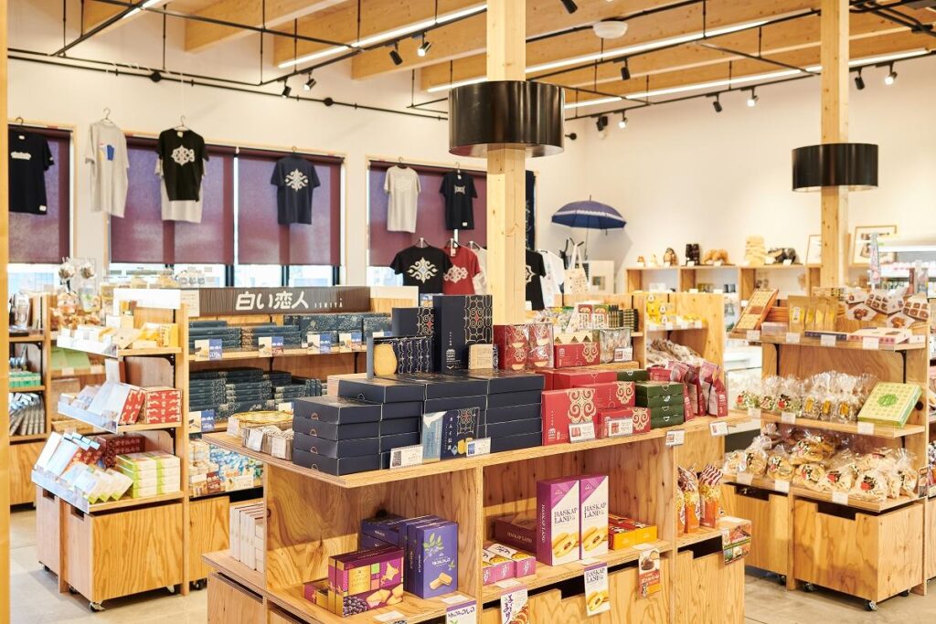 白老町をはじめとした胆振の特産品、アイヌ文様のグッズや工芸品も扱う「ポロトミンタㇻ」の施設内