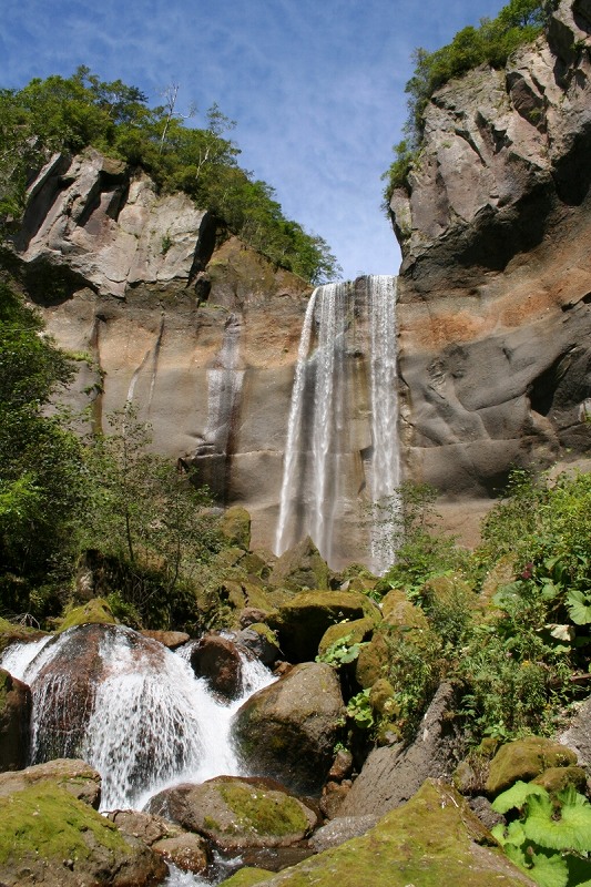 切り立った崖から流れ落ちる圧巻の景色を楽しめる「インクラの滝」