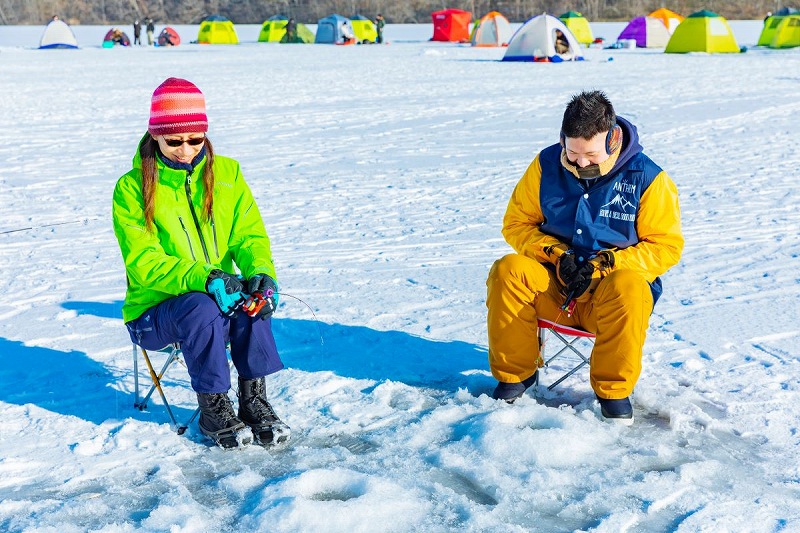 ポロト湖上でのワカサギ釣り