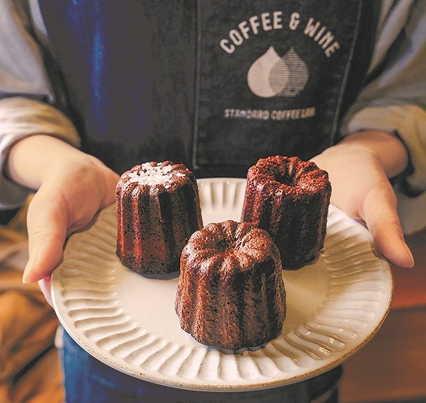 お皿にのった「スタンダードコーヒーラボ」の３つのカヌレ