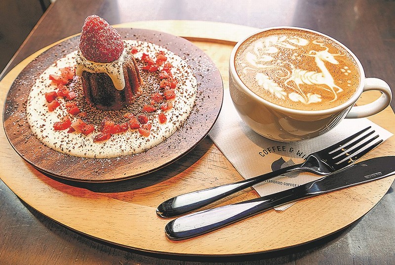 スタンダードコーヒーラボが提供している「ストロベリーカカオクリーム生カヌレ」とカフェラテのセット（1300円）