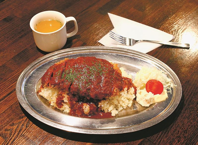 バターライスの上にカツレツが載った喫茶MP４のエスカロップ（白エスカ）