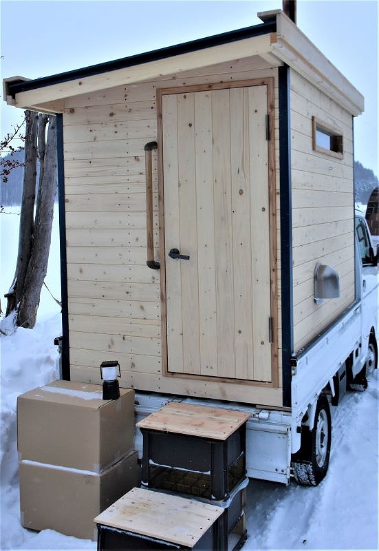 軽トラックの荷台に載せて移動できる「どこでもサウナ」
