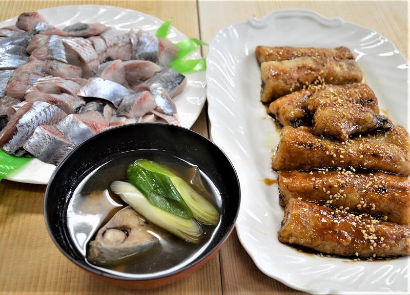 水産教室で漁業士と市民が作ったニシンの刺し身(左上)、ニシン汁(手前)、ニシンのかば焼き(右)