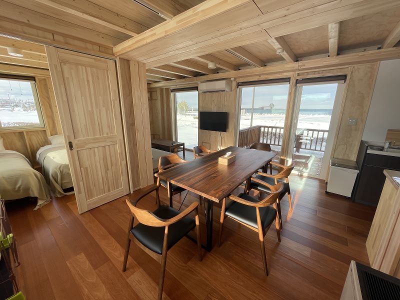 木を基調とした室内の「オホーツク・オーシャン・ヴィラ・アルマーレ・モンベツ」