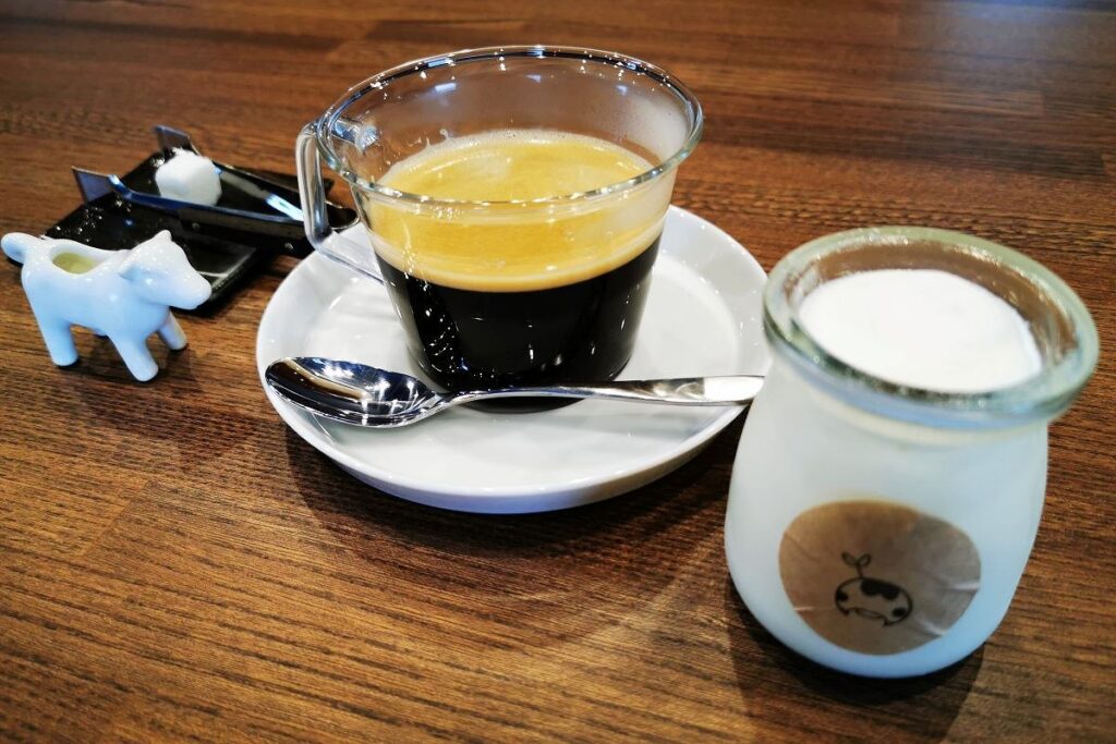 「うしり」が提供しているコーヒーやプリン