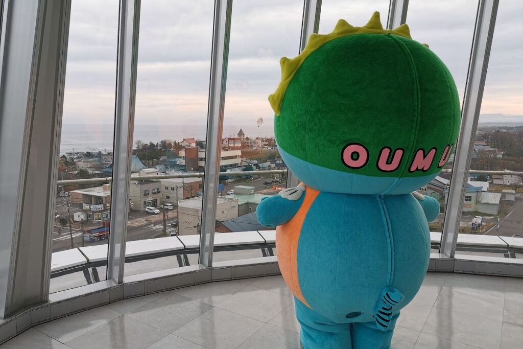 道の駅おうむの展望台から雄武町の街並みを見つめている「いくらすじ子」の後ろ姿