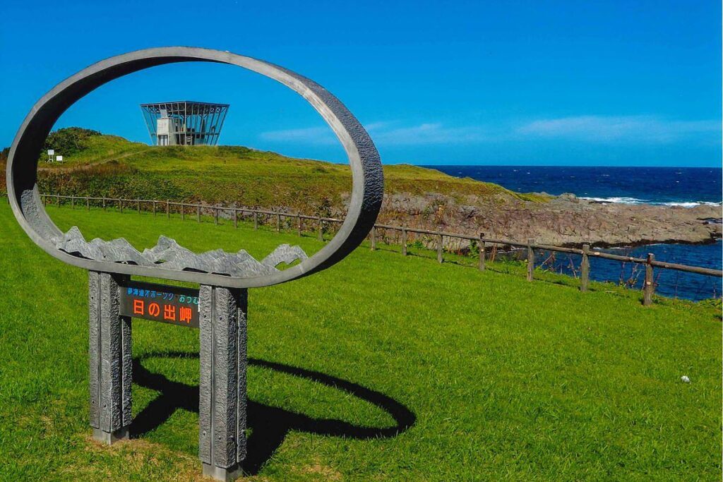 日の出岬に設置されたモニュメントとその先に見える展望台「ラ・ルーナ」