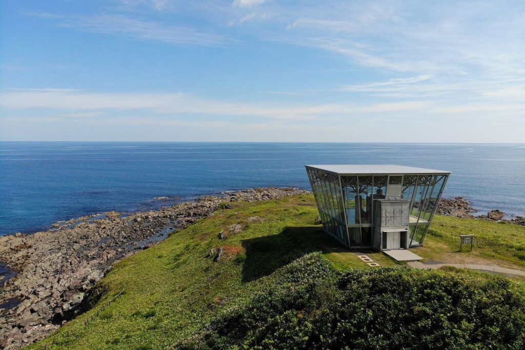 日の出岬に立つ展望台「ラ・ルーナ」