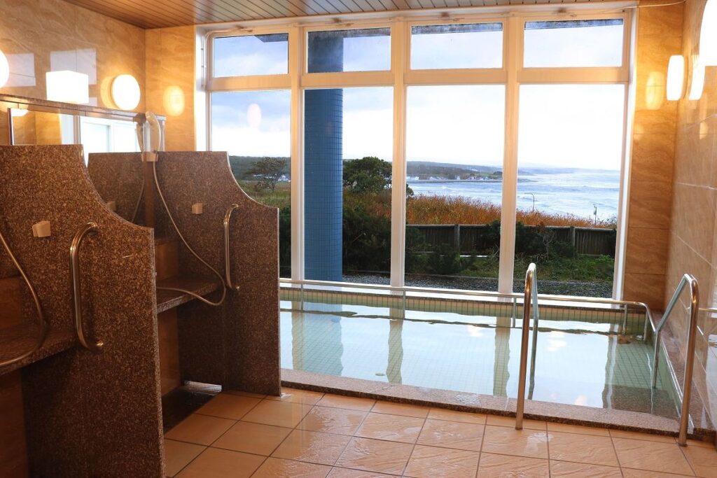 「ホテル日の出岬」の貸し切り展望温泉「レラ」