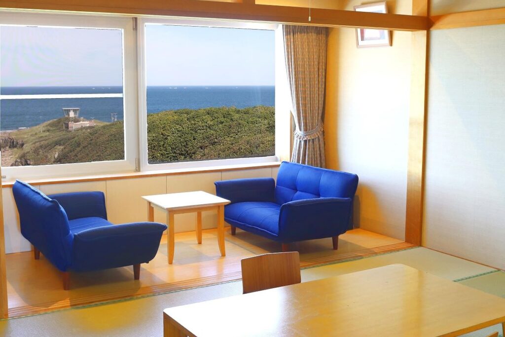 落ち着いた雰囲気で、窓から海が臨めるホテルの和室