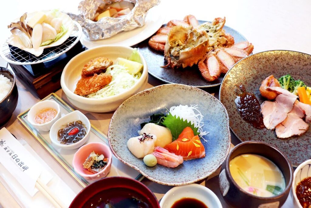 毛ガニなど魚介盛りだくさんのホテルの夕食