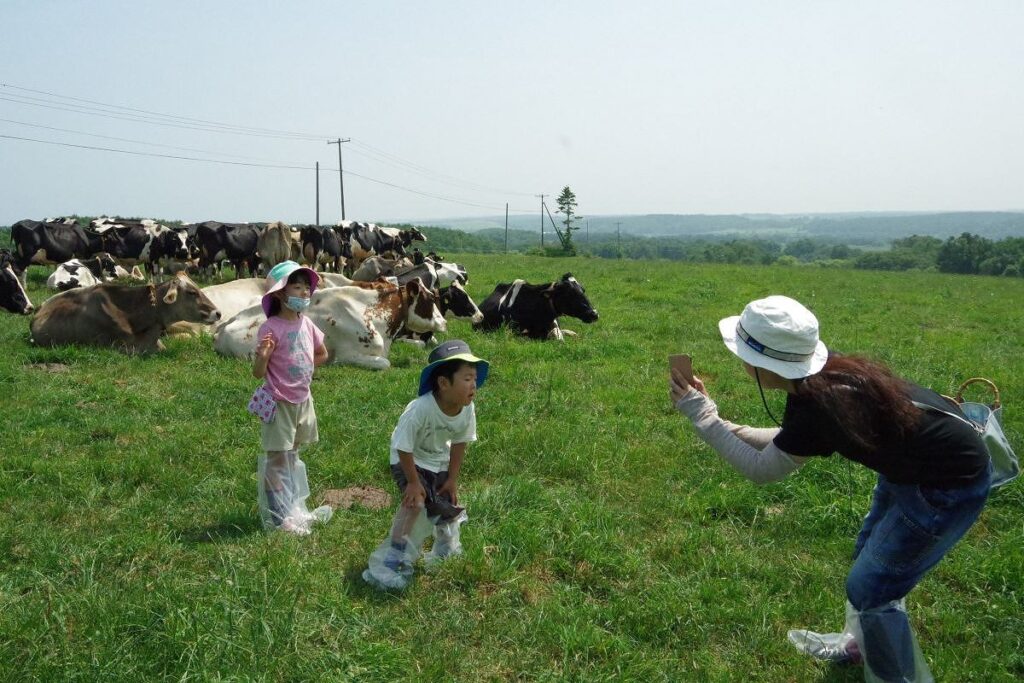 体験プラン「牧場さんぽ」を楽しむ親子連れ