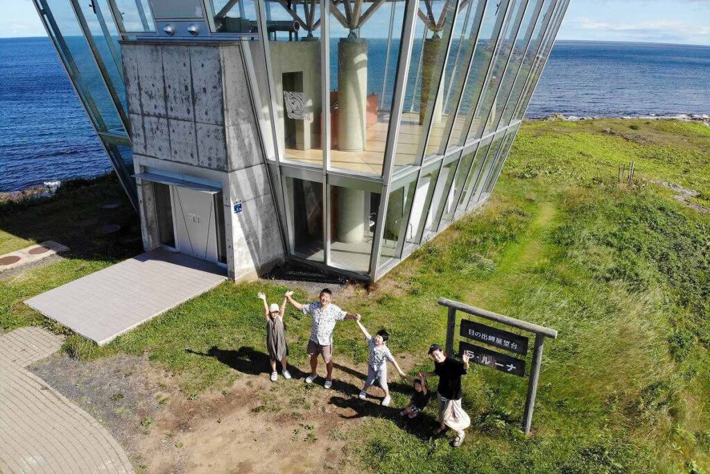 体験プラン「ドローン撮影」を楽しむ家族連れ