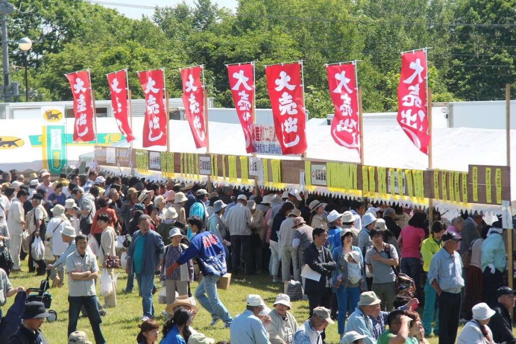 大勢の人でにぎわうおうむ産業観光まつりの様子