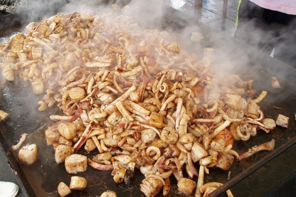 人気の前浜産ホタテがたっぷり入った「海鮮浜焼き」