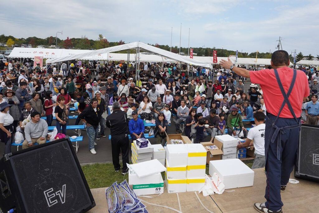 「雄武の宝うまいもんまつり」で行われている、雄武町の特産品を競り落とせる「競市」