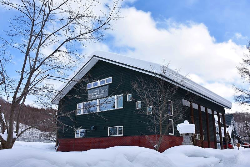 雪に包まれたさっぽろ藤野ワイナリーの外観