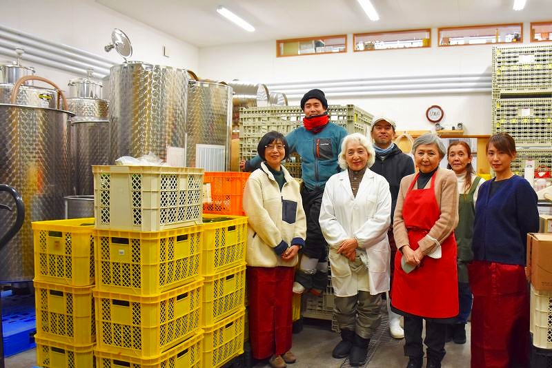 伊与部淑恵社長らワイナリーのスタッフ