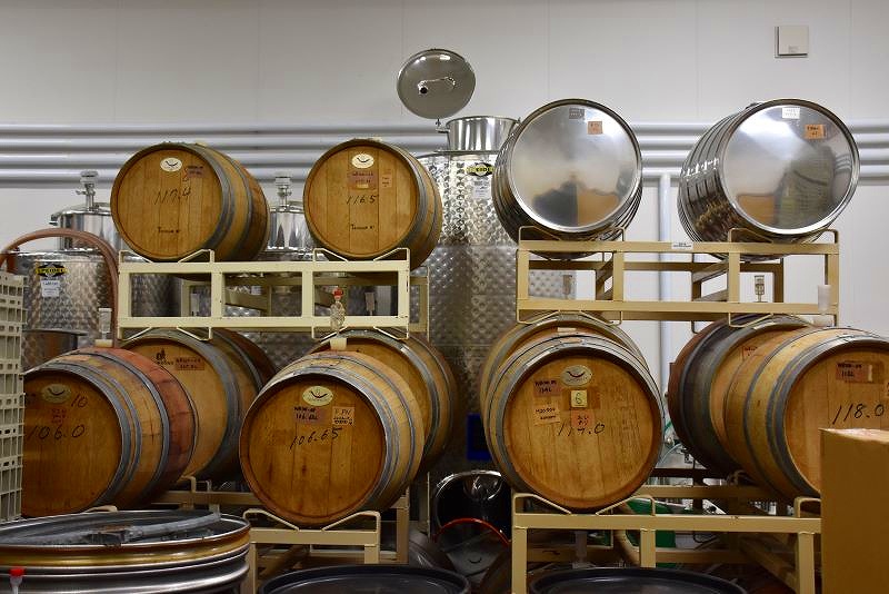 棚に積まれたさっぽろ藤野ワイナリーのワイン樽