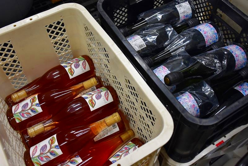 ケースに収められたワインボトル