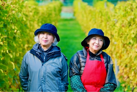 伊与部淑恵さん(左)と佐藤トモ子さん