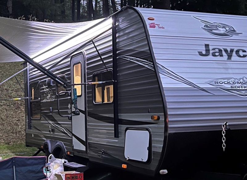 民泊サイトに登録し、３月末から敷地内で貸し出しを始めるキャンピングカー