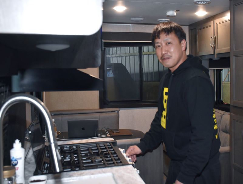 キッチンの使い方を説明する上田社長