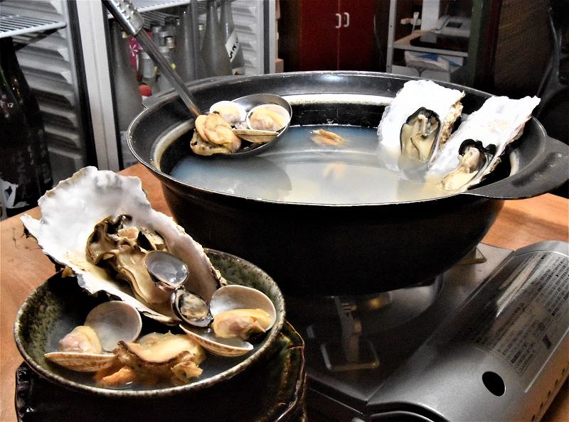 貝がお湯につかる様子をイメージして名付けられた、魚次郎」の酒蒸し「貝風呂」