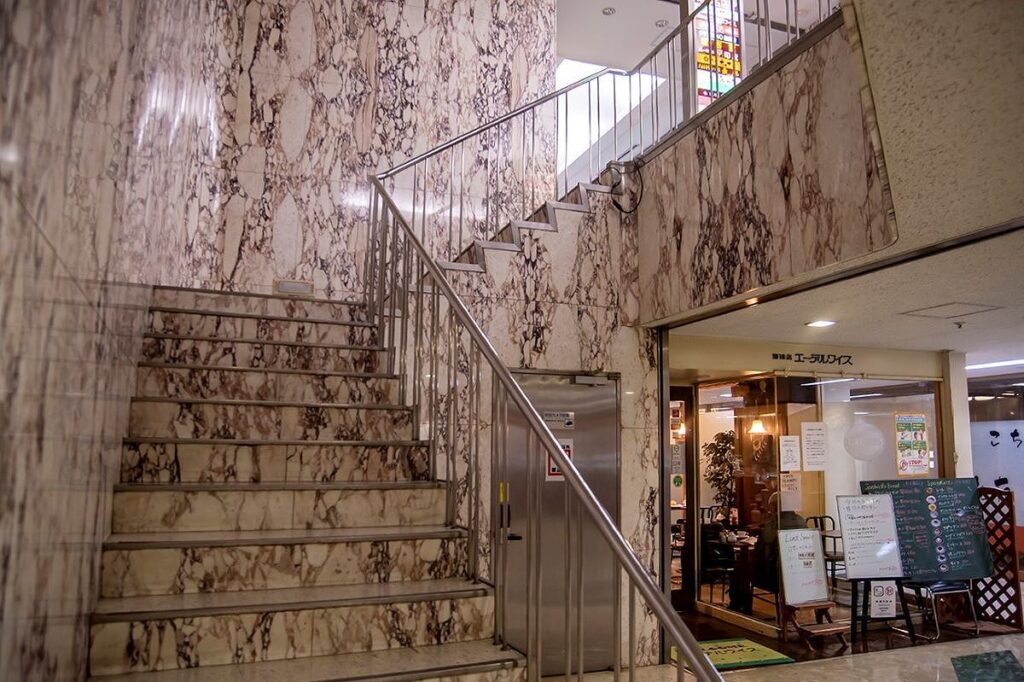 「珈琲店 エーデルワイス」が入る重厚なしつらえのビル