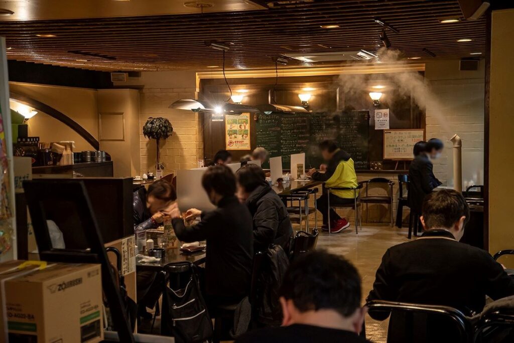 開店時間と同時に多くのお客で席が埋まる「珈琲店 エーデルワイス」