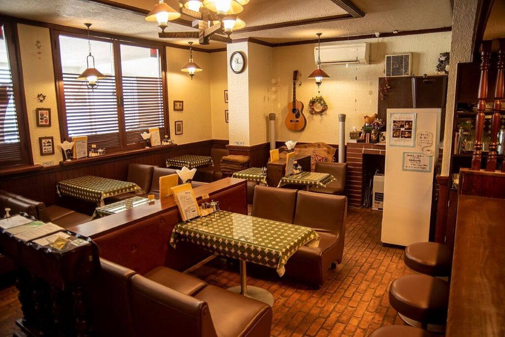 古き良き喫茶店の風情の「珈琲・軽食 ひいらぎ」の店内