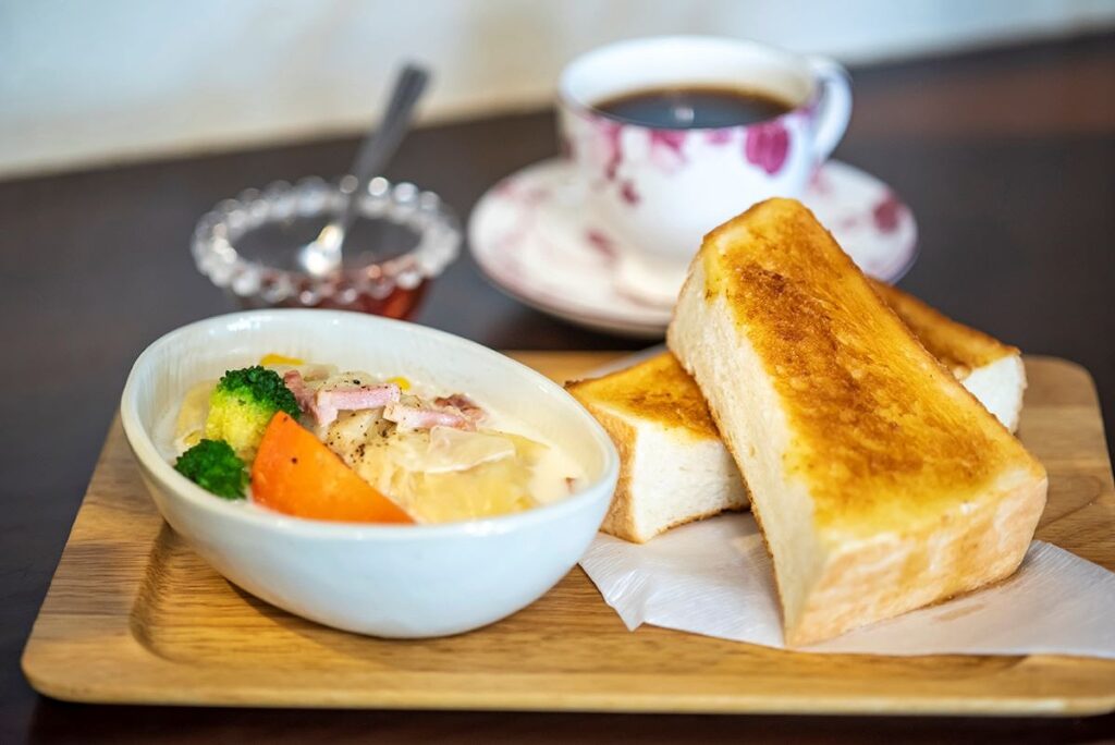 日替わりスープ、厚切りトースト、ジャムが付く「珈琲・軽食 ひいらぎ」の「スープset」など