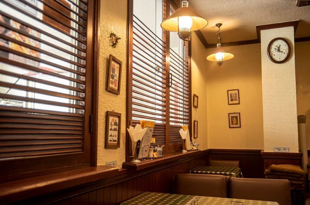 ランプシェードの照明が優しい「珈琲・軽食 ひいらぎ」の店内