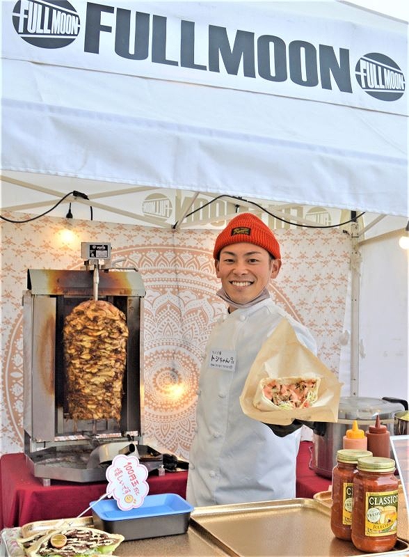 軽快なソウルミュージックが流れるテント内で、自慢のケバブを手にする樽美さん