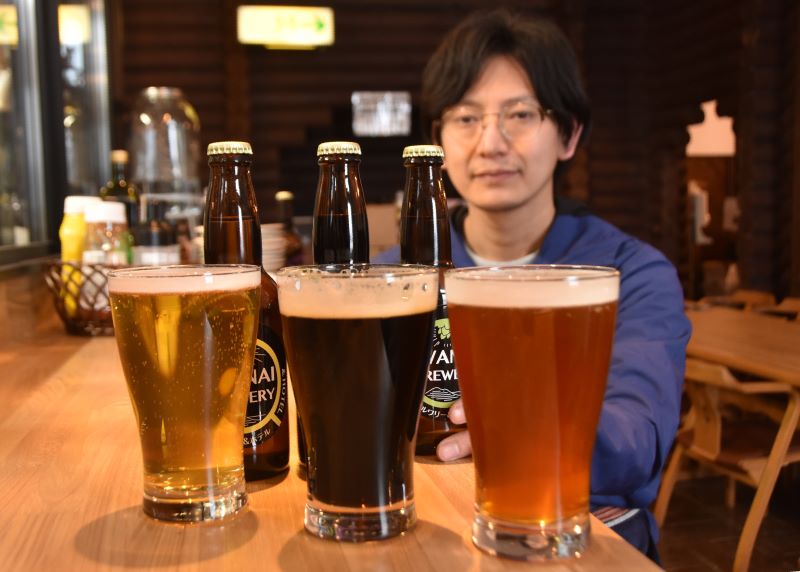 受賞したクラフトビール3銘柄。後ろは醸造担当の田中さん