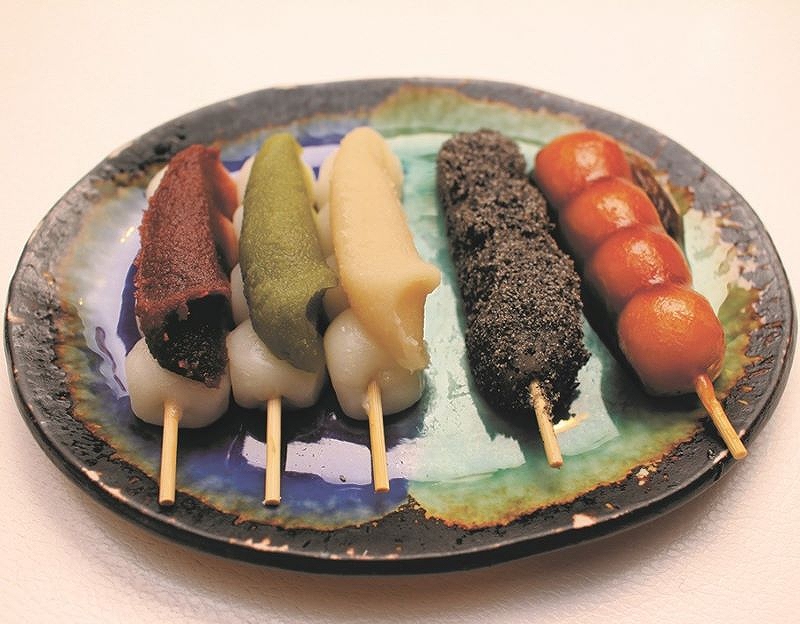 札幌新倉屋本店の看板メニュー「花園だんご」（５本550円）　