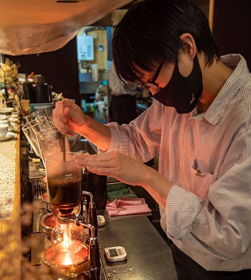 温度などを丁寧に調整しながらサイフォン抽出する「絆珈琲店（きずなコーヒー店）」の竹川店主
