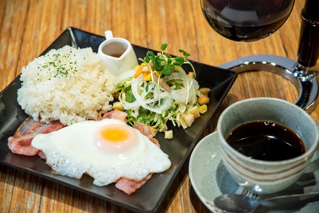 ごはんとトーストどちらかを選ぶことができる「絆珈琲店（きずなコーヒー店）」の「ベーコンエッグモーニングセット」