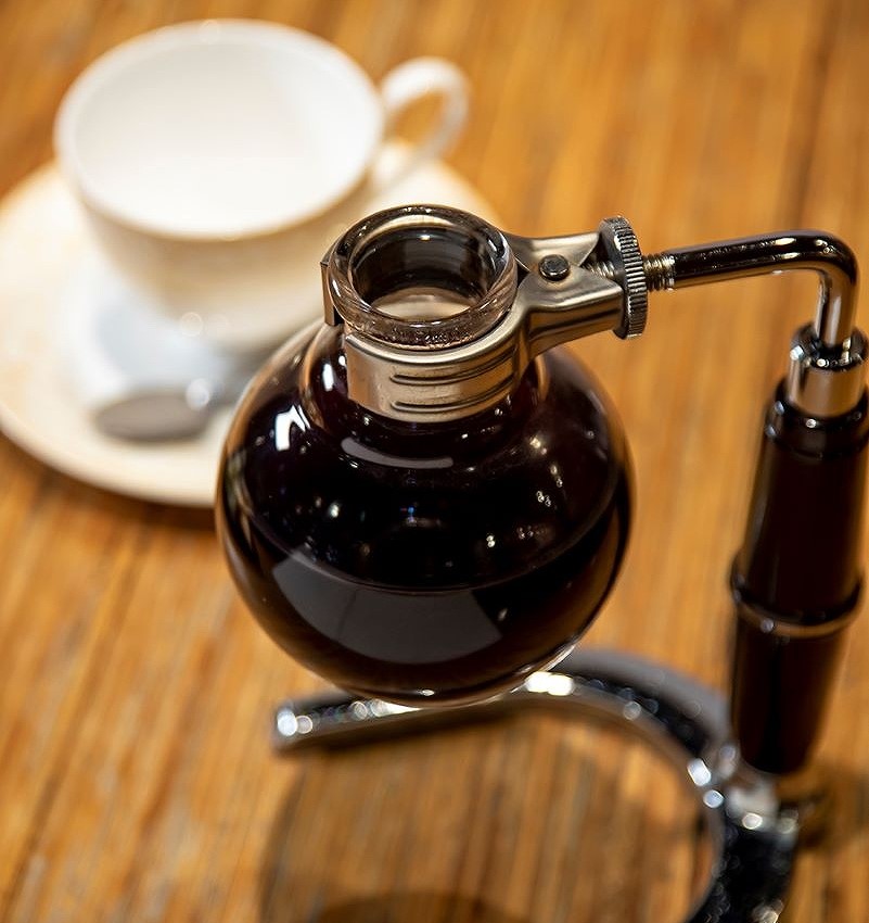 サイフォンのまま提供、たっぷり1.5杯くらい味わうことができる「絆珈琲店（きずなコーヒー店）」のセットメニューに付くコーヒー