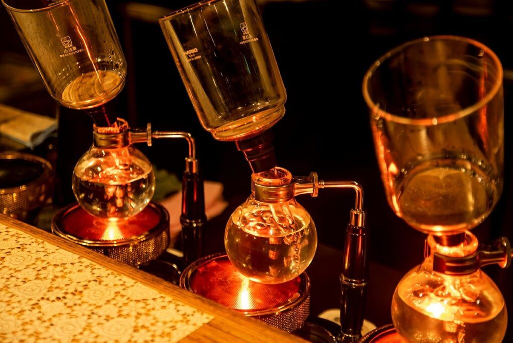 光景が映えると評判の「絆珈琲店（きずなコーヒー店）」のサイフォンを熱するハロゲンヒーターコンロ