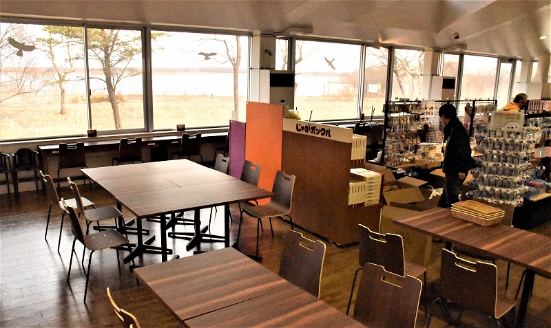 窓からウトナイ湖を眺められる道の駅の屋内