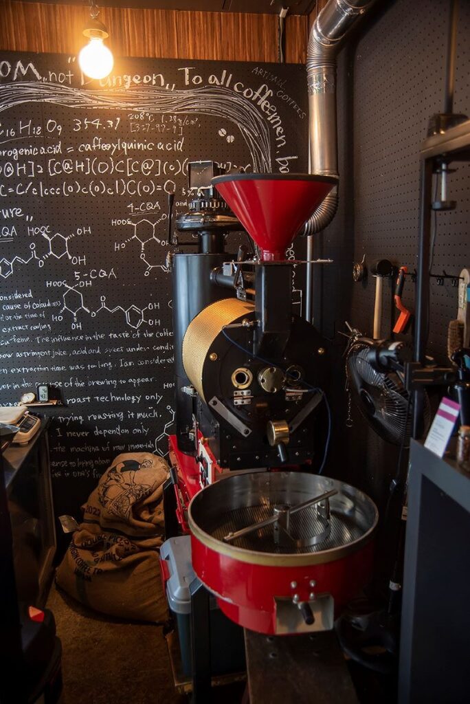 ONIYANMA COFFEE&BEER（オニヤンマ コーヒー&ビア）の店内にあるロースター