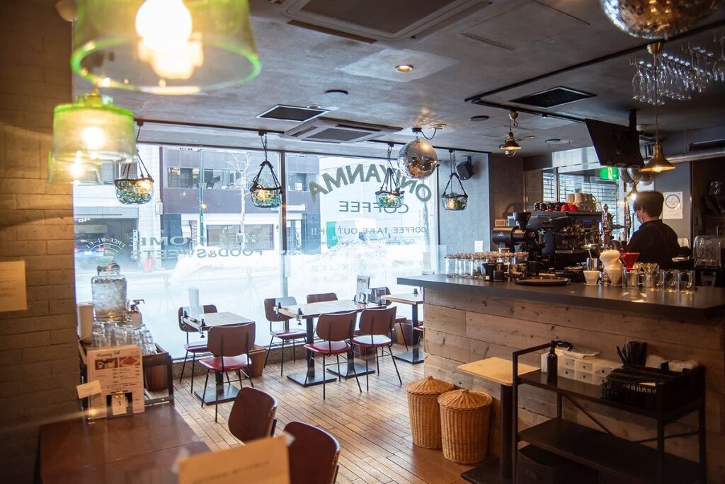 ナチュラル素材を取り入れたNIYANMA COFFEE&BEER（オニヤンマ コーヒー&ビア）の店内