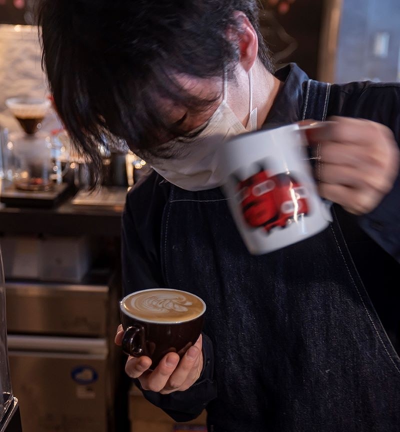 ONIYANMA COFFEE&BEER（オニヤンマ コーヒー&ビア）でのラテアートの様子